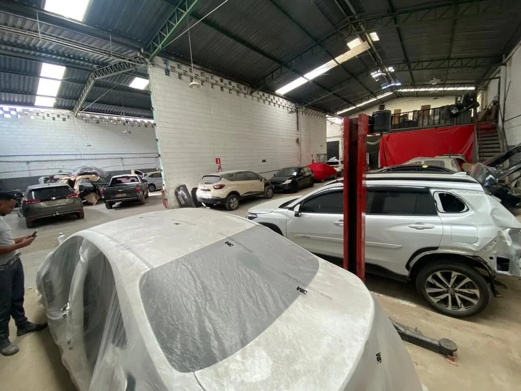 Galpão de lanternagem do Spa do Automóvel com veículos em reparo