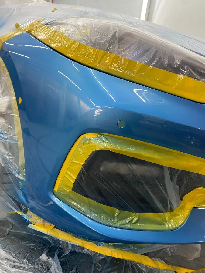 Para-choque mascarado com fita para pintura na cabine do Spa do Automóvel