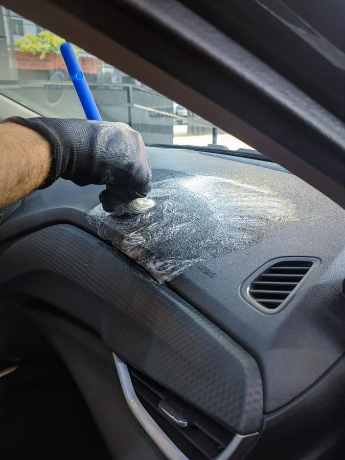 Higienização do painel interno de um veículo no Spa do Automóvel