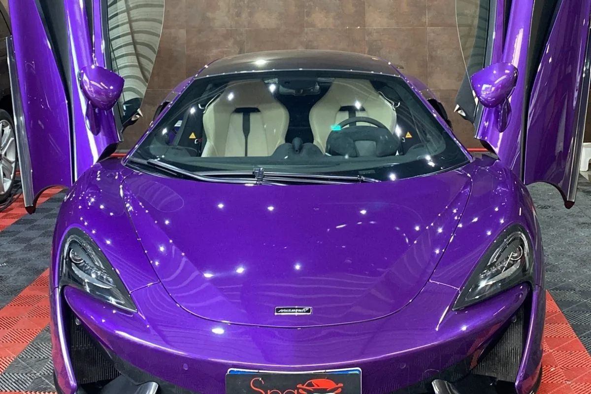 McLaren roxa com portas abertas, finalizada após polimento no Spa do Automóvel