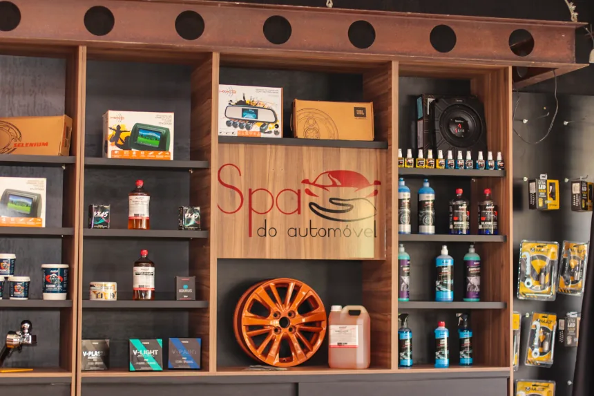 Prateleira com logomarca e roda decorativa laranja na sala de espera