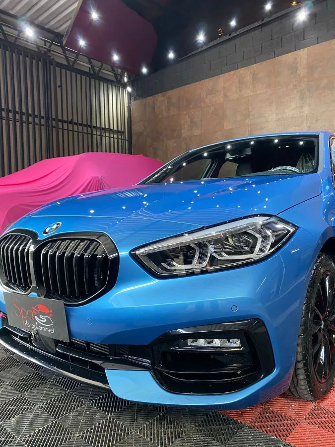 BMW Série 1 azul finalizada no pátio do Spa do Automóvel