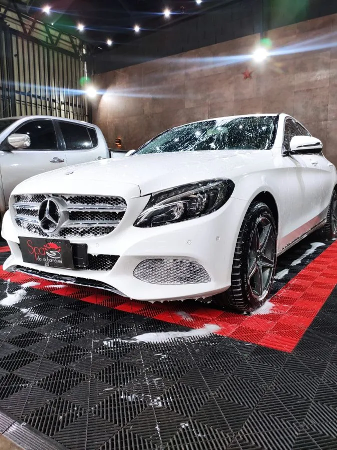 Frente de Mercedes branca com faróis e vidros em detalhamento no Spa do Automóvel