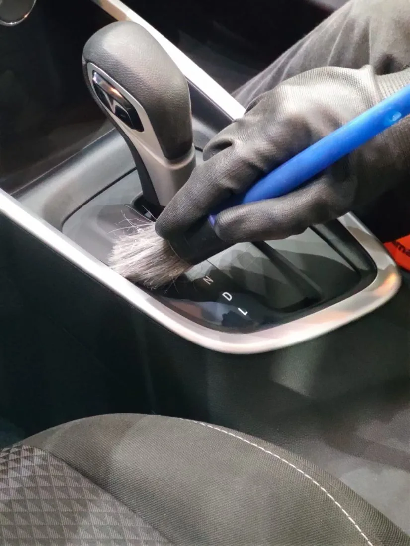 Console e alavanca de câmbio sendo higienizados no Spa do Automóvel