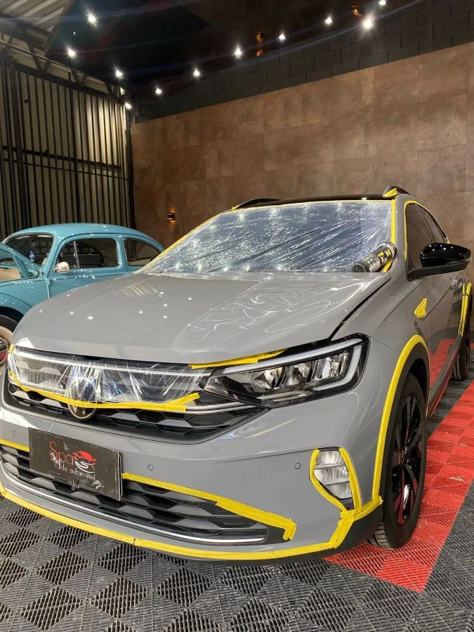 Veículo cinza mascarado para pintura localizada no Spa do Automóvel