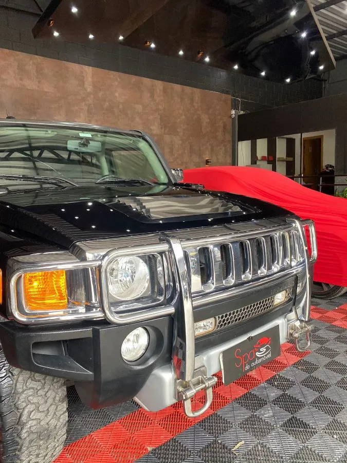Hummer H3 preto no showroom do Spa do Automóvel