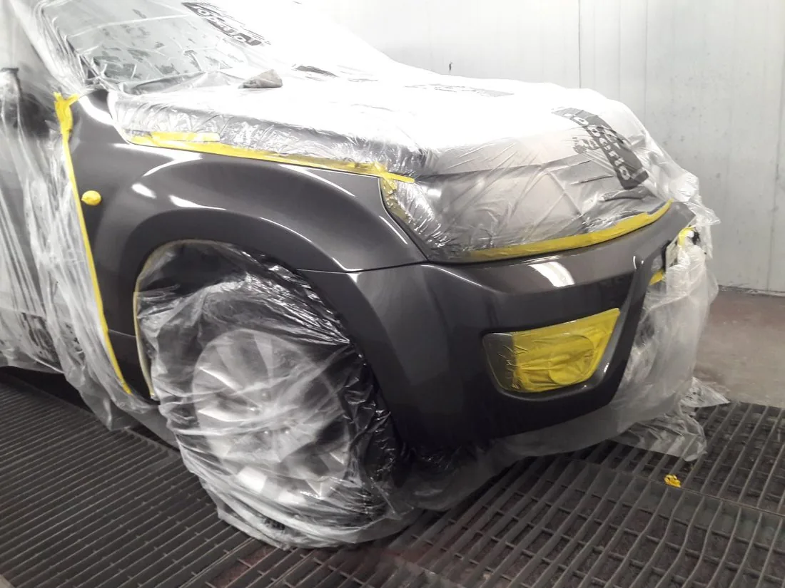Veículo envelopado e mascarado na cabine de pintura do Spa do Automóvel