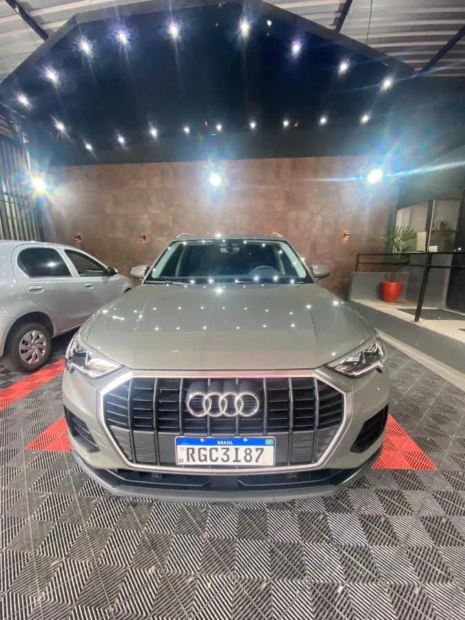 Audi Q3 cinza finalizado no pátio do Spa do Automóvel