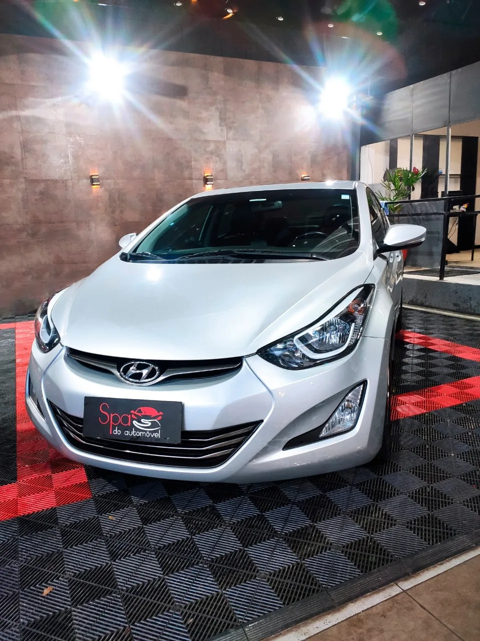 Veículo pronto no pátio do Spa do Automóvel, com vidros cristalizados